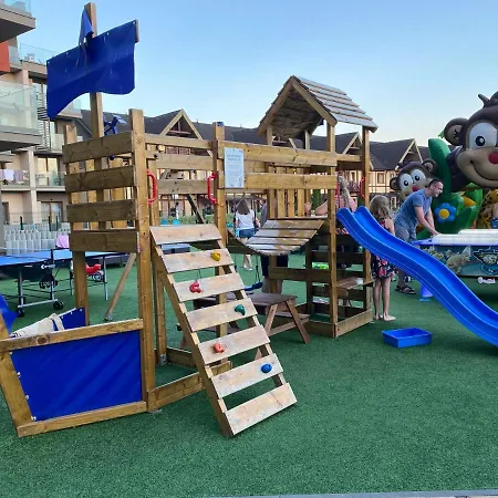 Family - Free Pool Apartment Besenova